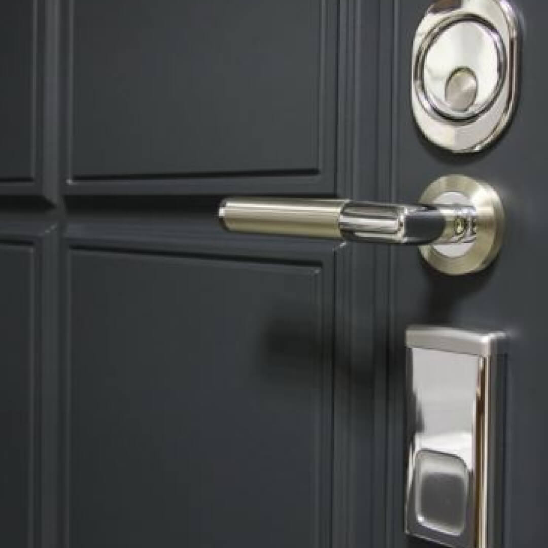 Двери с броненакладками: особенности конструкций